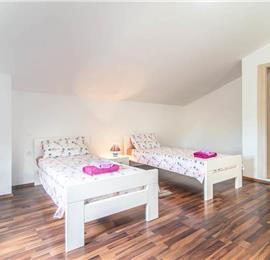 6 bedroom villa with pool near Sveti Lovrec and Poreč, sleeps 12